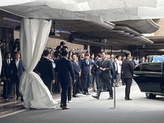 이재용 삼성전자 회장이 28일 서울 소공동 롯데호텔에서 가진 한국 재계 총수들과 무함마드 빈 자예드 알 나흐얀 아랍에미리트(UAE) 대통령과의 자리에 참석하기 위해 호텔로 입장하고 있다.